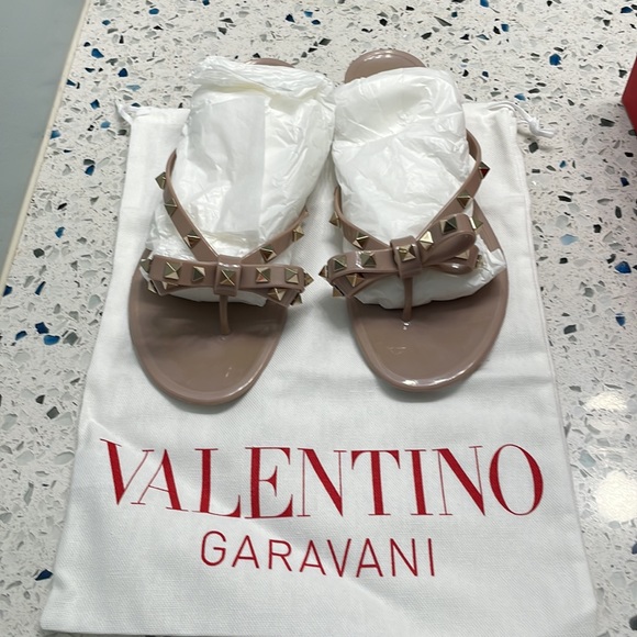 Valentino Garavani Rubber Rockstud thong Sandal - Picture 2 of 9